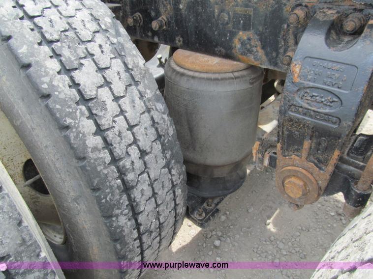 image for item A8437 2004 Peterbilt 387 semi truck