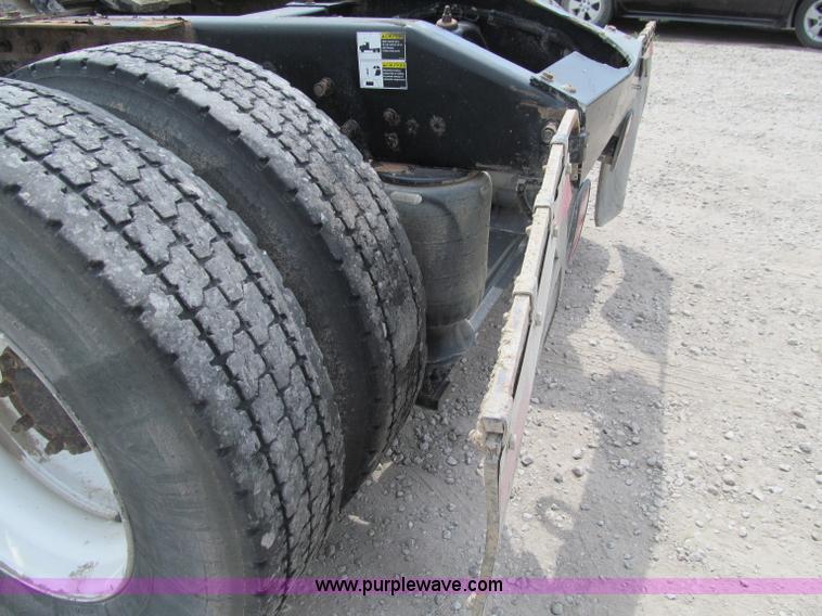 image for item A8437 2004 Peterbilt 387 semi truck