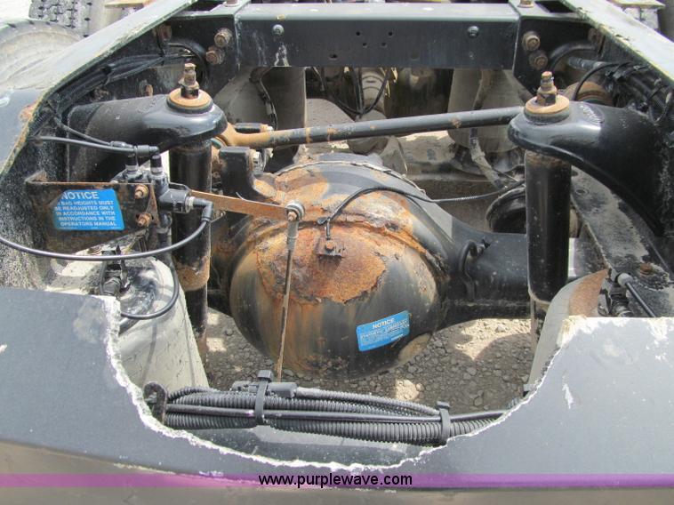 image for item A8437 2004 Peterbilt 387 semi truck