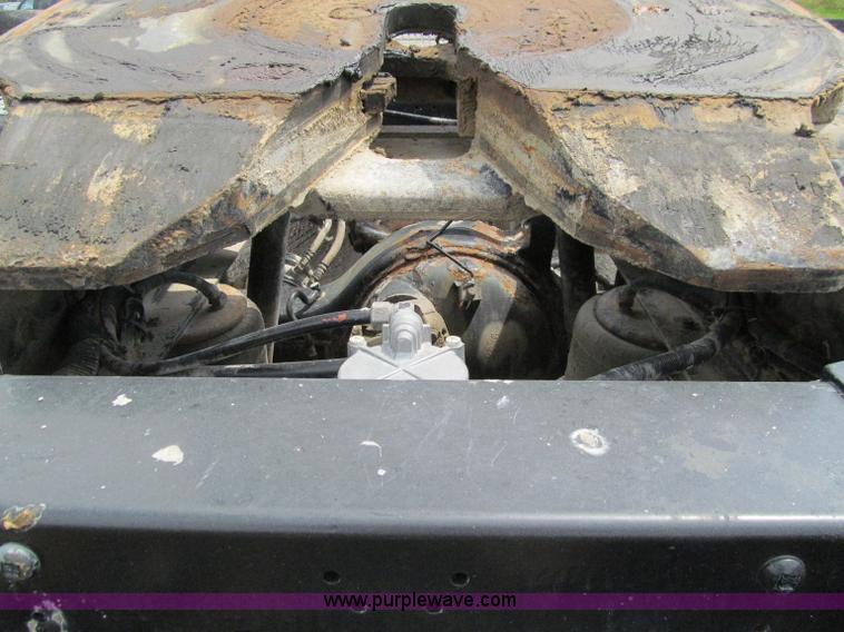 image for item A8437 2004 Peterbilt 387 semi truck