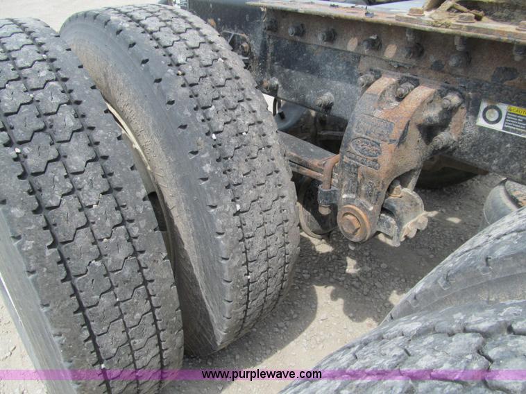 image for item A8437 2004 Peterbilt 387 semi truck