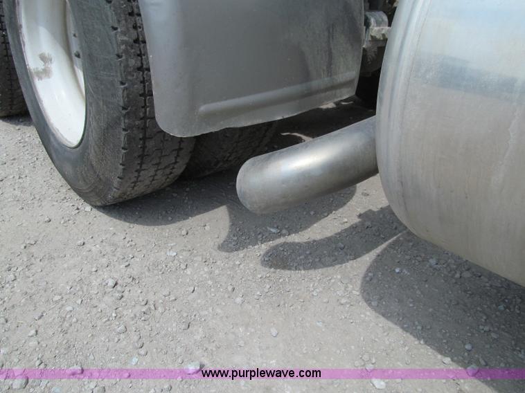 image for item A8437 2004 Peterbilt 387 semi truck