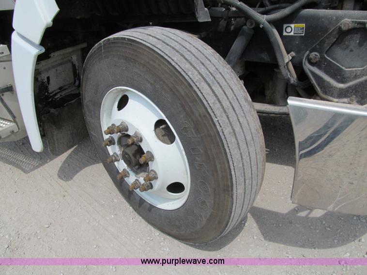 image for item A8437 2004 Peterbilt 387 semi truck