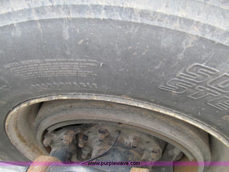 image for item A8437 2004 Peterbilt 387 semi truck