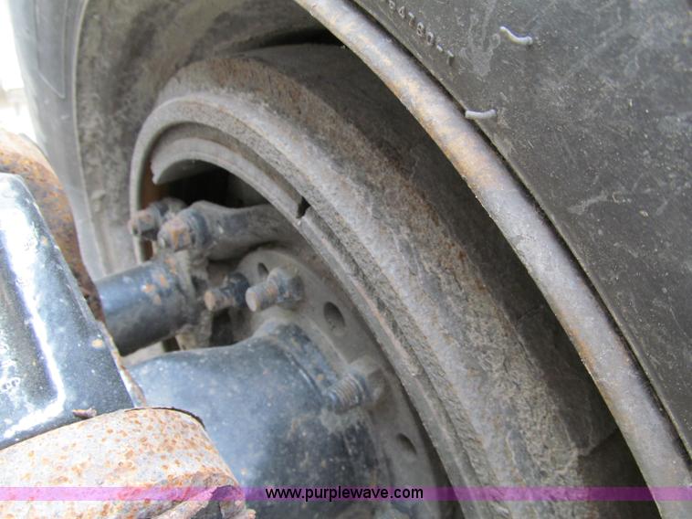 image for item A8437 2004 Peterbilt 387 semi truck