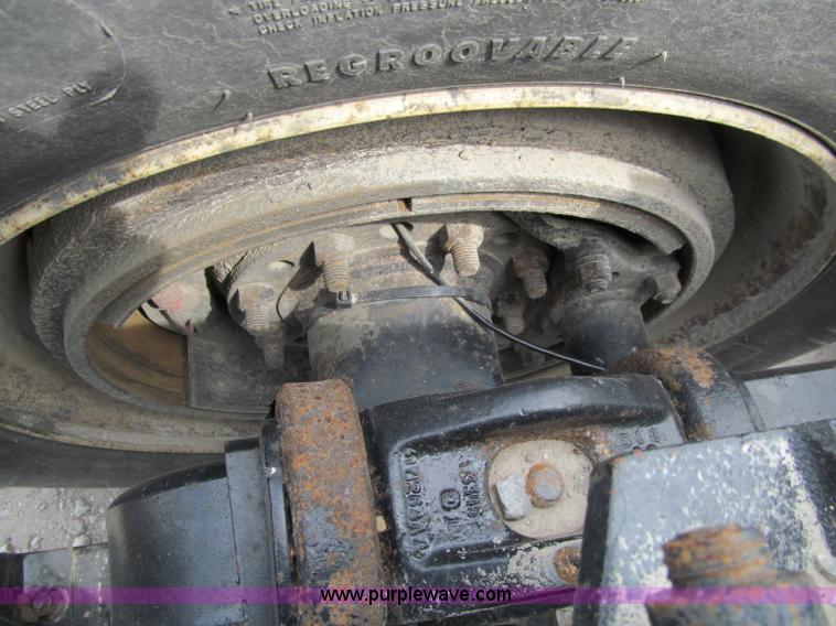 image for item A8437 2004 Peterbilt 387 semi truck