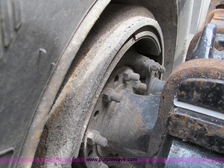 image for item A8437 2004 Peterbilt 387 semi truck