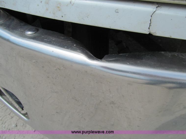 image for item A8437 2004 Peterbilt 387 semi truck