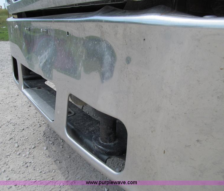 image for item A8437 2004 Peterbilt 387 semi truck