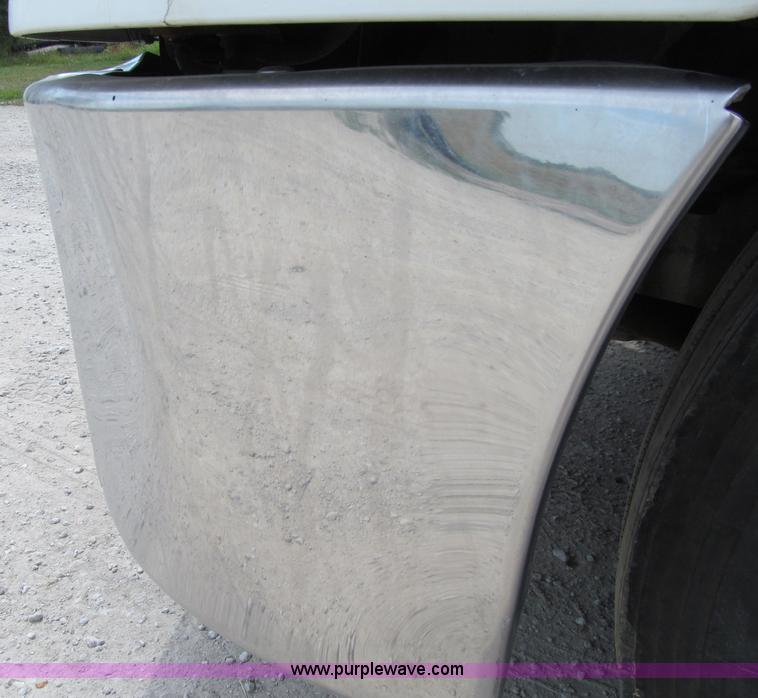 image for item A8437 2004 Peterbilt 387 semi truck