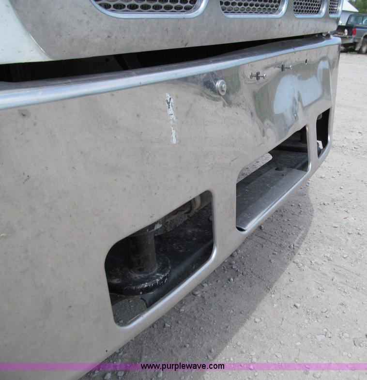 image for item A8437 2004 Peterbilt 387 semi truck