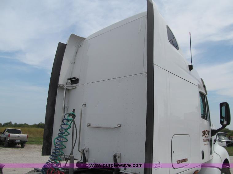 image for item A8437 2004 Peterbilt 387 semi truck