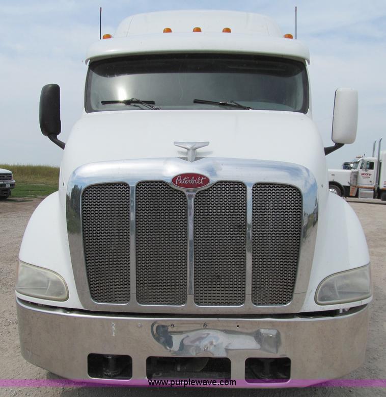 image for item A8437 2004 Peterbilt 387 semi truck