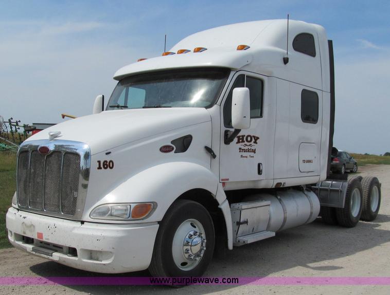 image for item A8440 2004 Peterbilt 387 semi truck