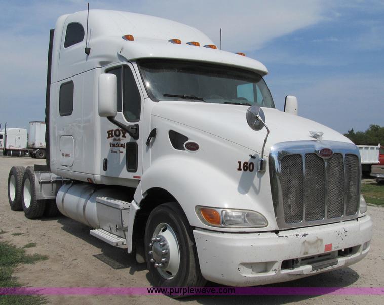 image for item A8440 2004 Peterbilt 387 semi truck