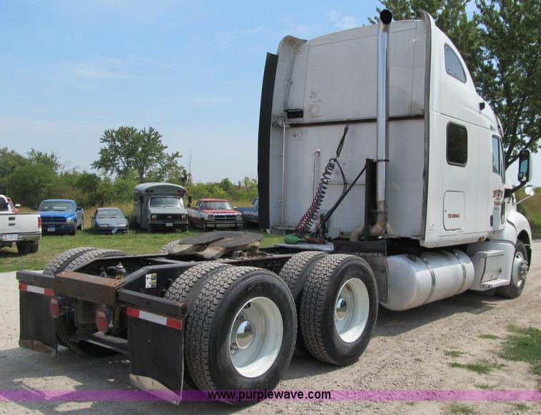 image for item A8440 2004 Peterbilt 387 semi truck