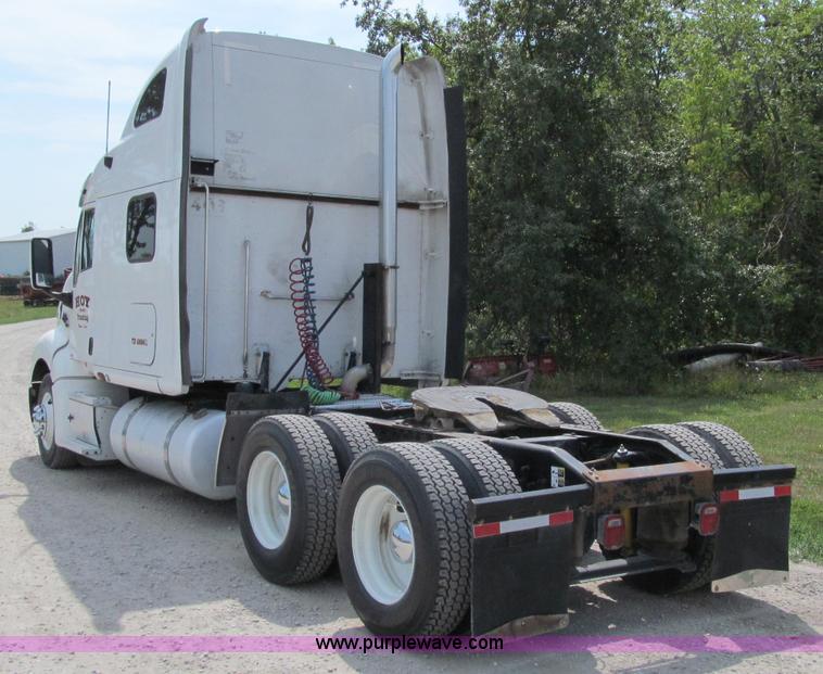 image for item A8440 2004 Peterbilt 387 semi truck