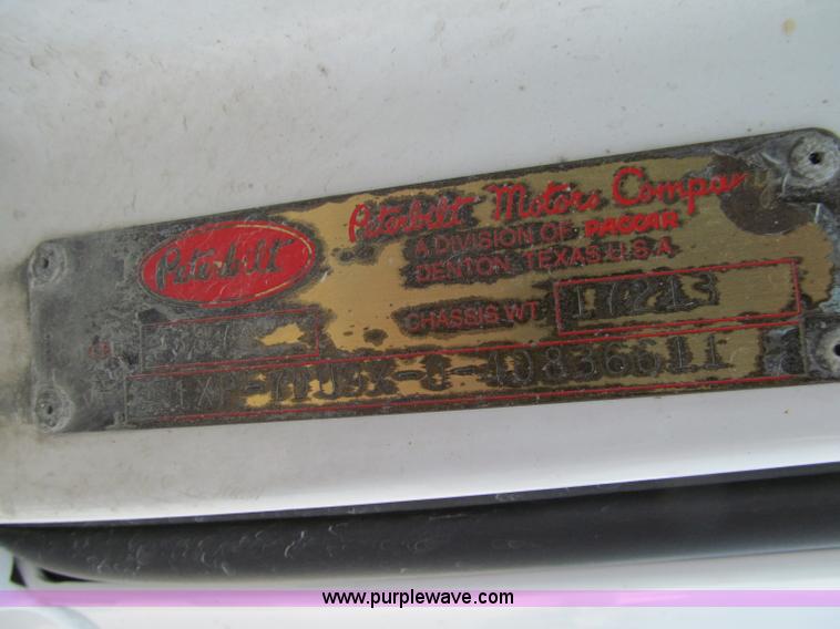 image for item A8440 2004 Peterbilt 387 semi truck