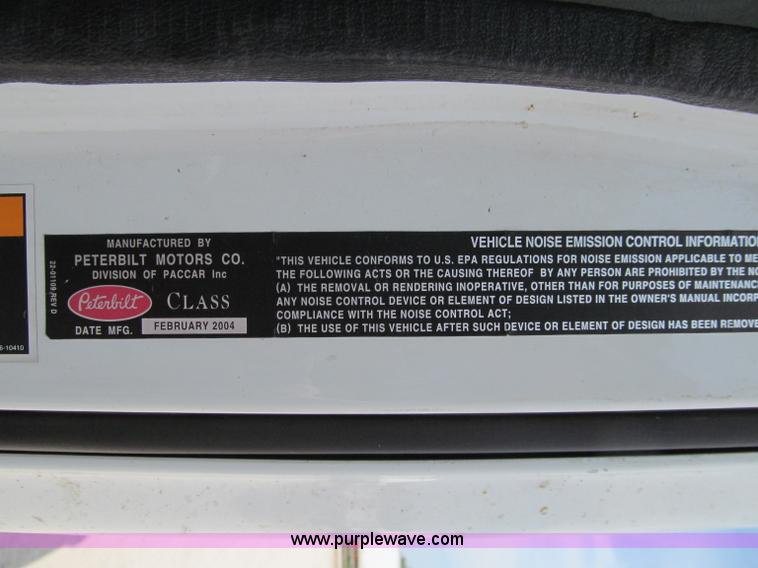 image for item A8440 2004 Peterbilt 387 semi truck