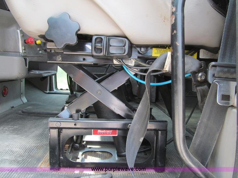 image for item A8440 2004 Peterbilt 387 semi truck