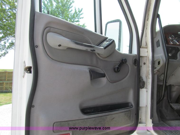 image for item A8440 2004 Peterbilt 387 semi truck