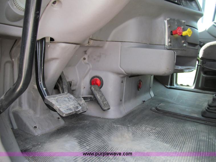 image for item A8440 2004 Peterbilt 387 semi truck