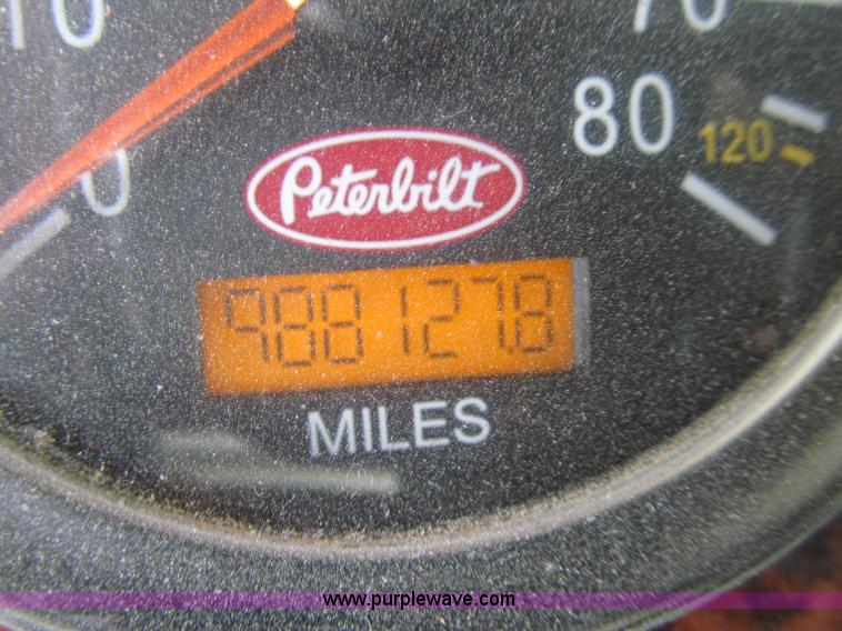 image for item A8440 2004 Peterbilt 387 semi truck