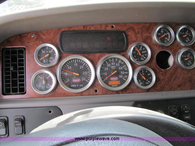 image for item A8440 2004 Peterbilt 387 semi truck