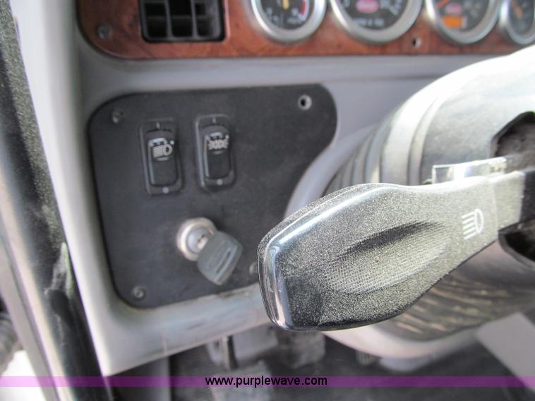 image for item A8440 2004 Peterbilt 387 semi truck
