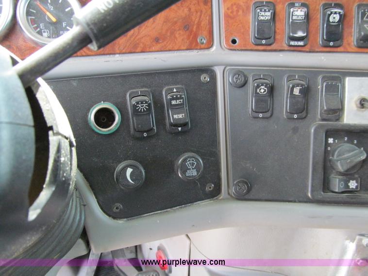 image for item A8440 2004 Peterbilt 387 semi truck