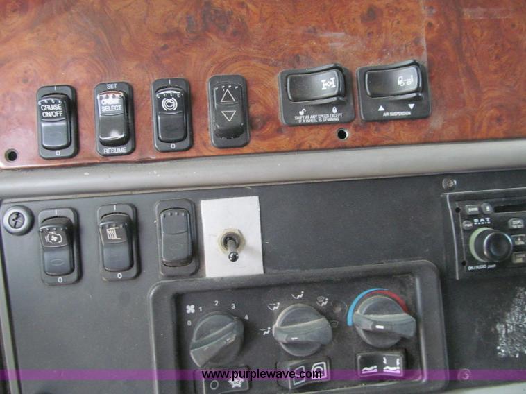 image for item A8440 2004 Peterbilt 387 semi truck