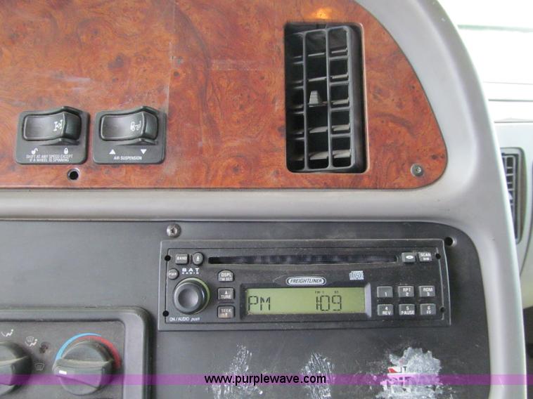 image for item A8440 2004 Peterbilt 387 semi truck