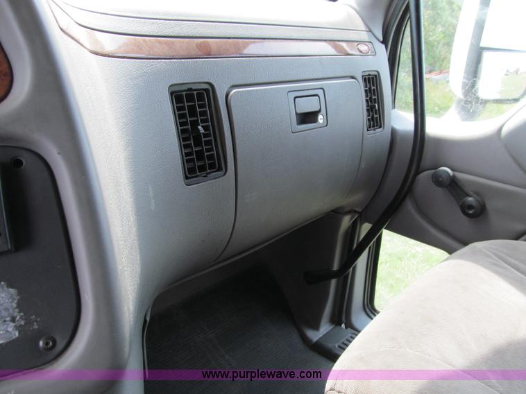 image for item A8440 2004 Peterbilt 387 semi truck