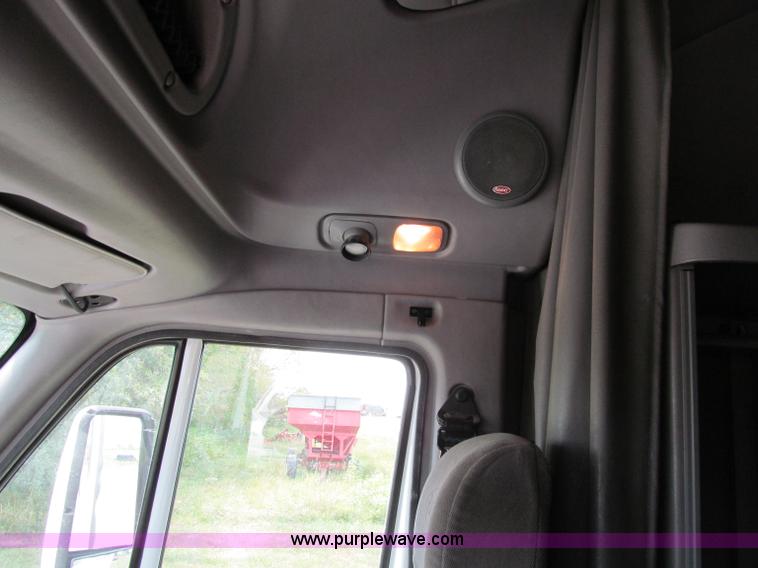 image for item A8440 2004 Peterbilt 387 semi truck