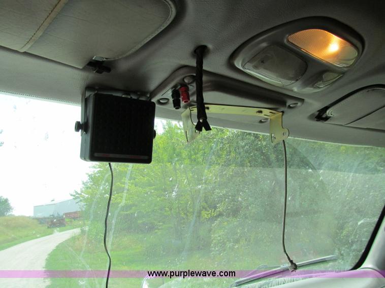 image for item A8440 2004 Peterbilt 387 semi truck