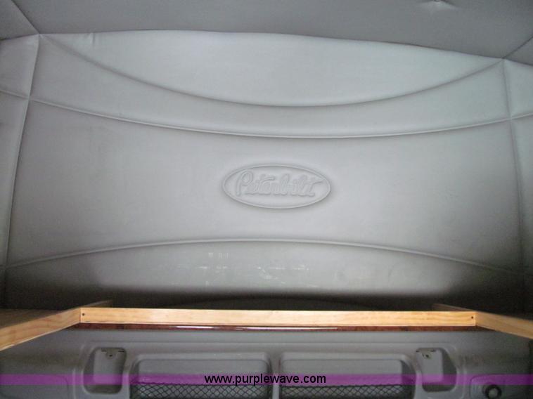 image for item A8440 2004 Peterbilt 387 semi truck
