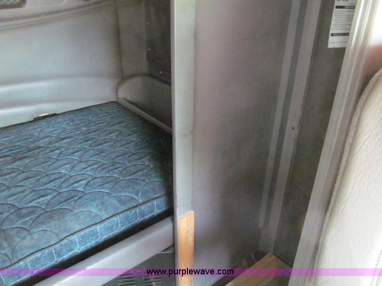 image for item A8440 2004 Peterbilt 387 semi truck