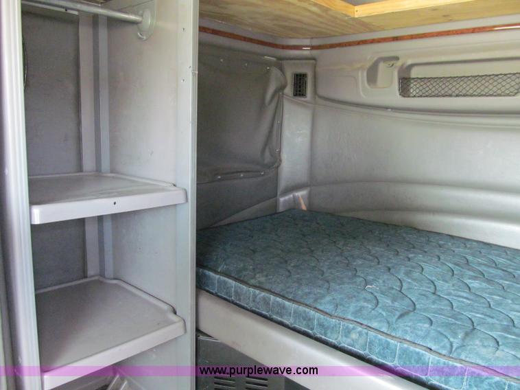 image for item A8440 2004 Peterbilt 387 semi truck