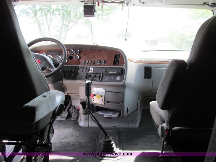 image for item A8440 2004 Peterbilt 387 semi truck