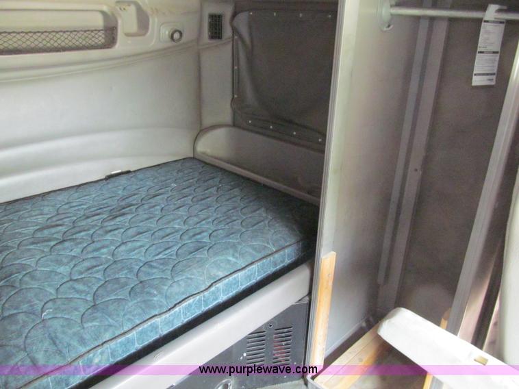 image for item A8440 2004 Peterbilt 387 semi truck