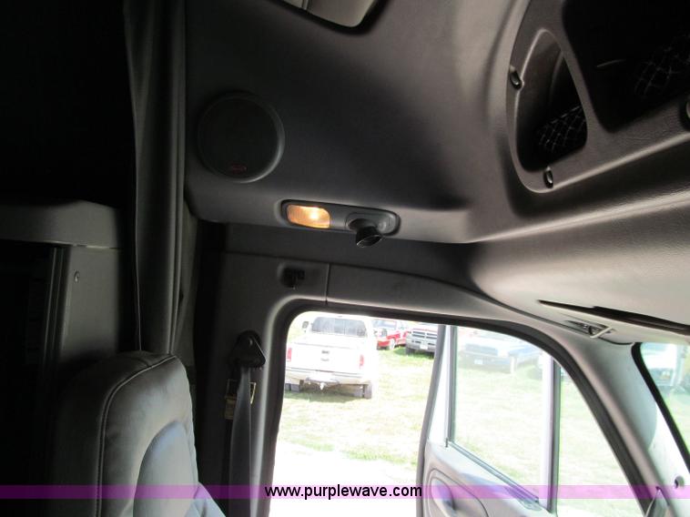 image for item A8440 2004 Peterbilt 387 semi truck