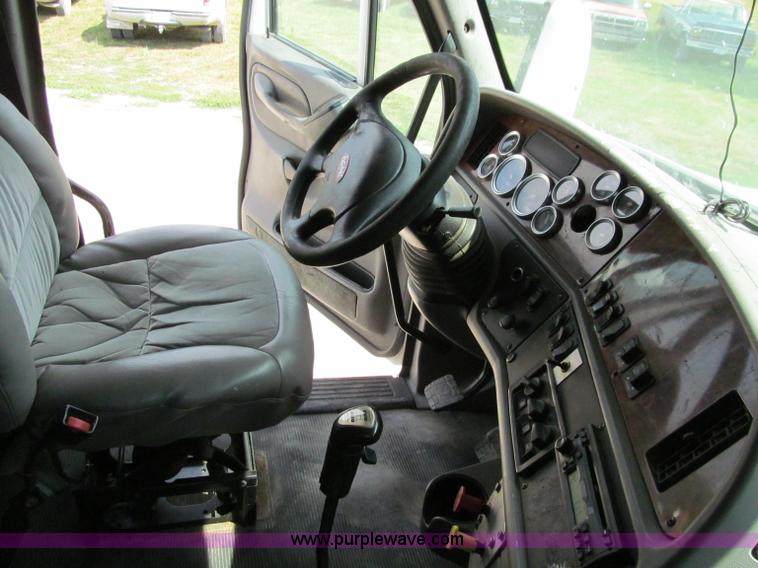 image for item A8440 2004 Peterbilt 387 semi truck
