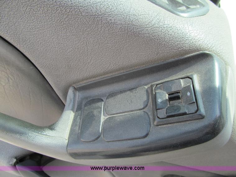 image for item A8440 2004 Peterbilt 387 semi truck