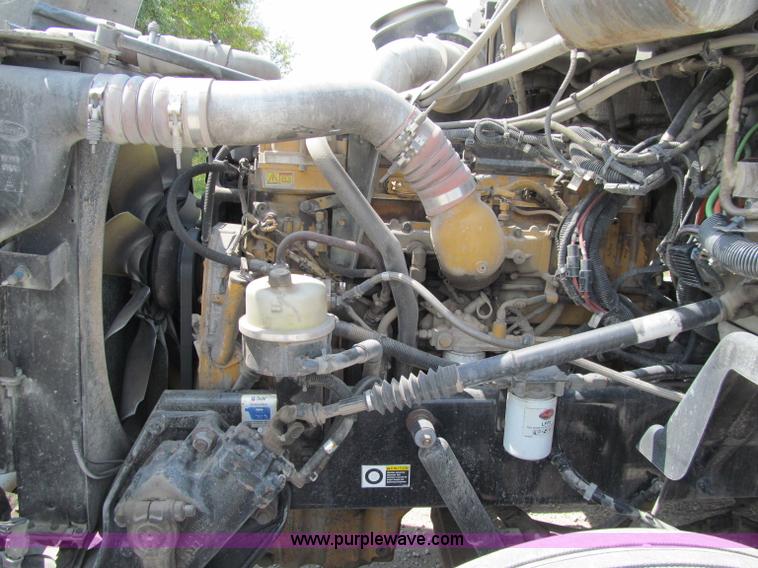 image for item A8440 2004 Peterbilt 387 semi truck