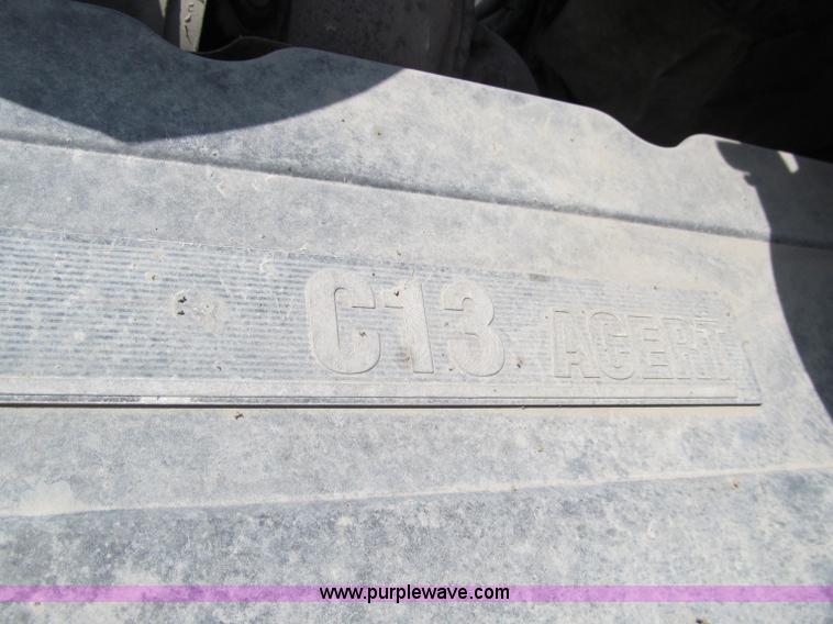 image for item A8440 2004 Peterbilt 387 semi truck