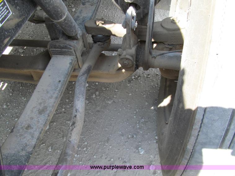 image for item A8440 2004 Peterbilt 387 semi truck