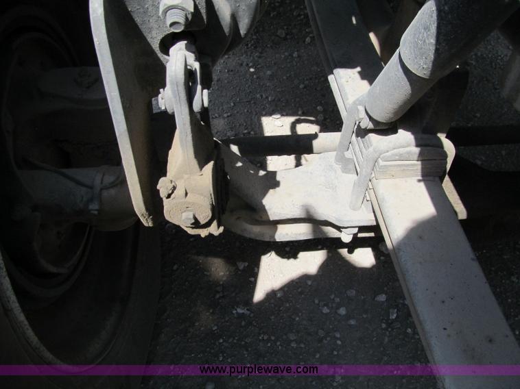 image for item A8440 2004 Peterbilt 387 semi truck