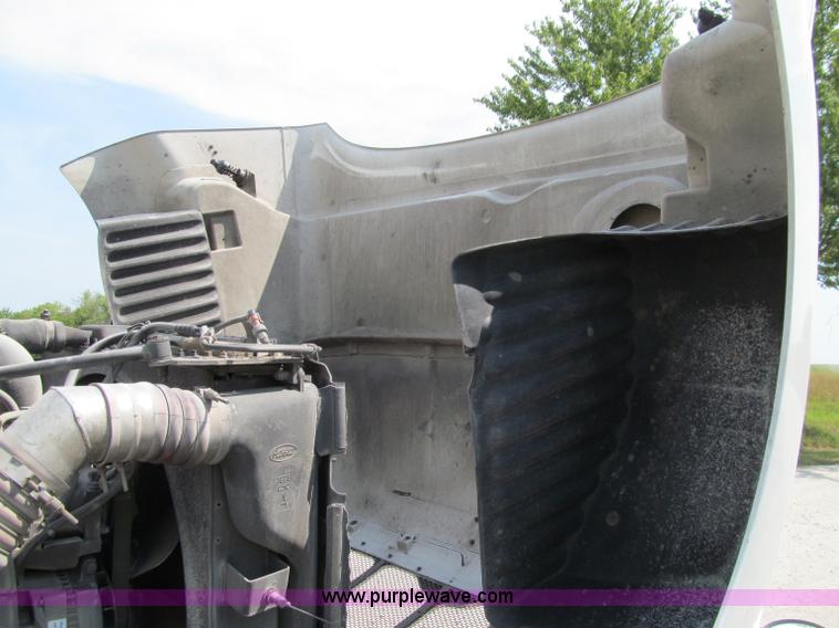 image for item A8440 2004 Peterbilt 387 semi truck