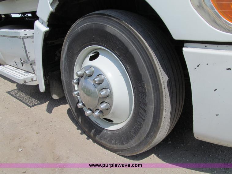 image for item A8440 2004 Peterbilt 387 semi truck