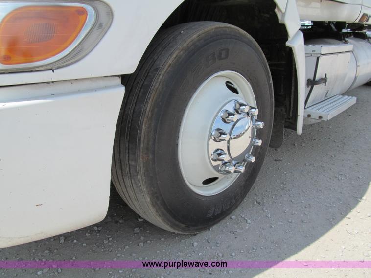 image for item A8440 2004 Peterbilt 387 semi truck